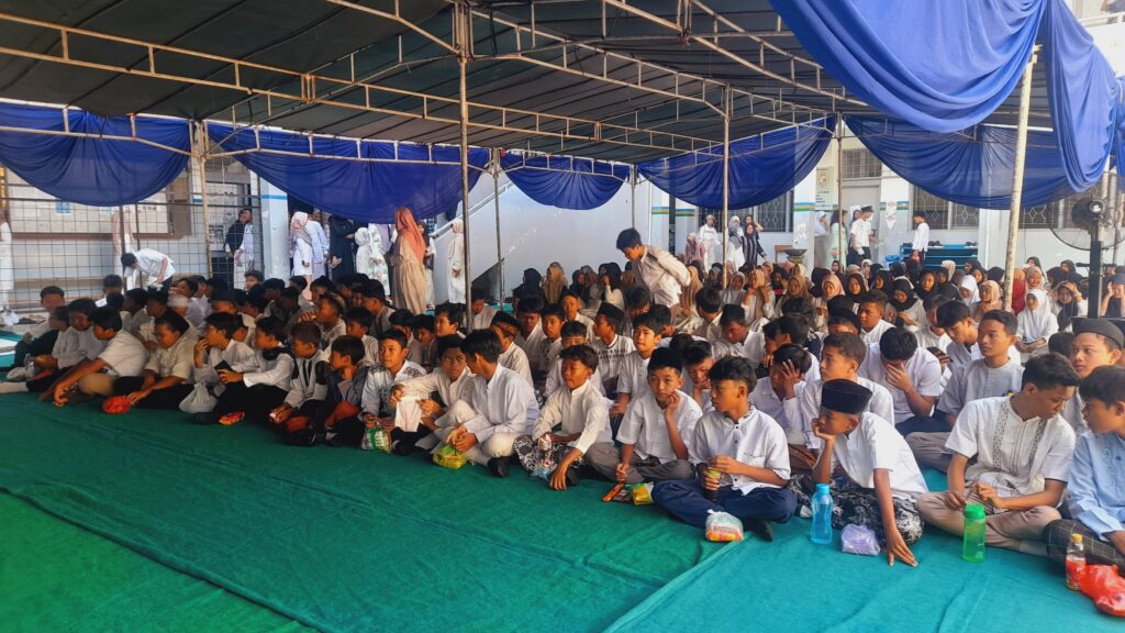 Para siswa dan siswi mengikuti Pengajian Yayasan Pendidikan Setiabudhi dalam rangka Isra Miraj Nabi Muhammad
