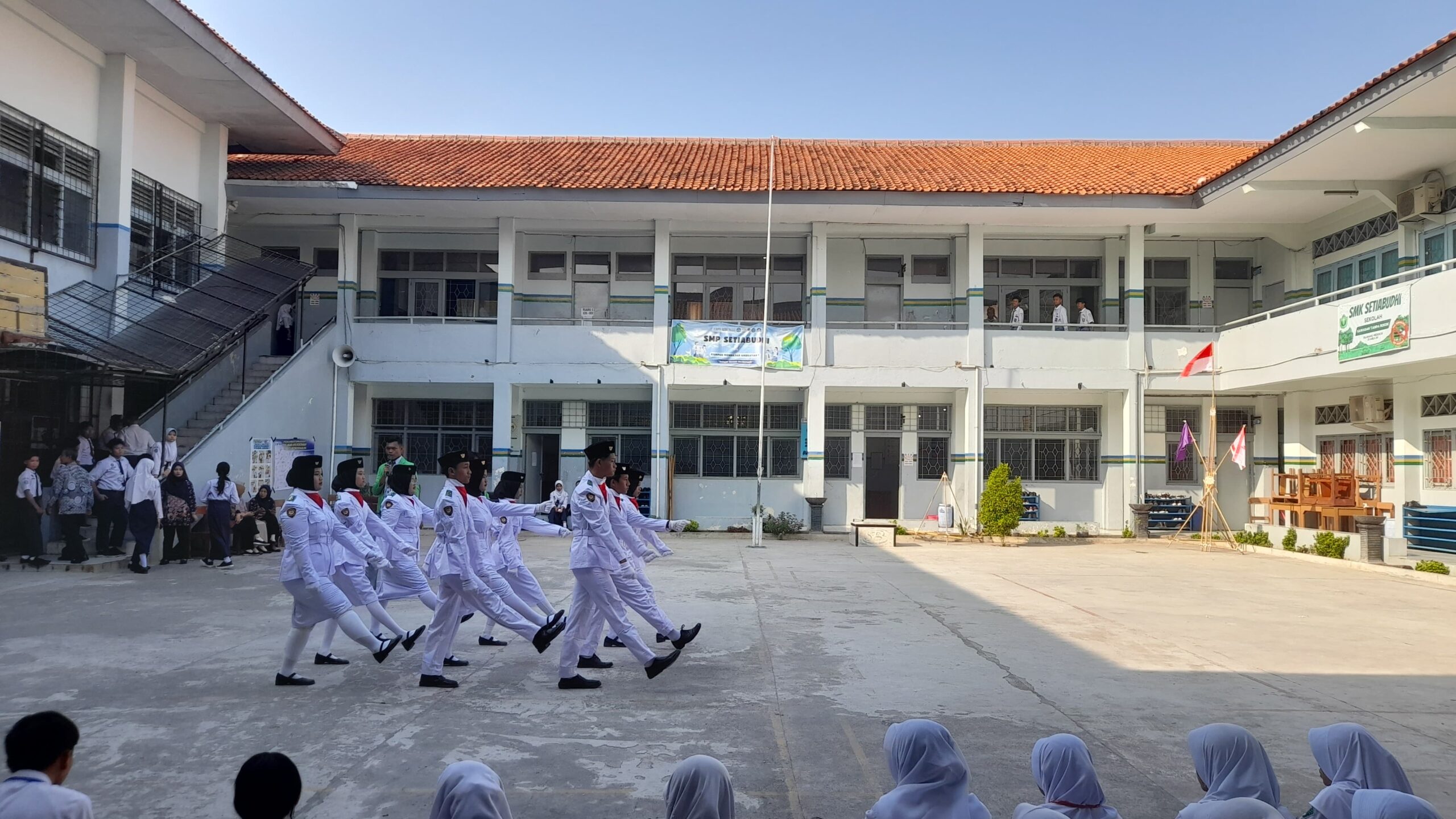 Sekelompok siswa sedang demo baris-berbaris