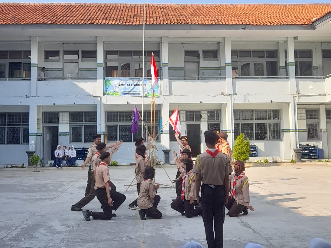Siswa-siswi sedang mendemokan keterampilan Pramuka
